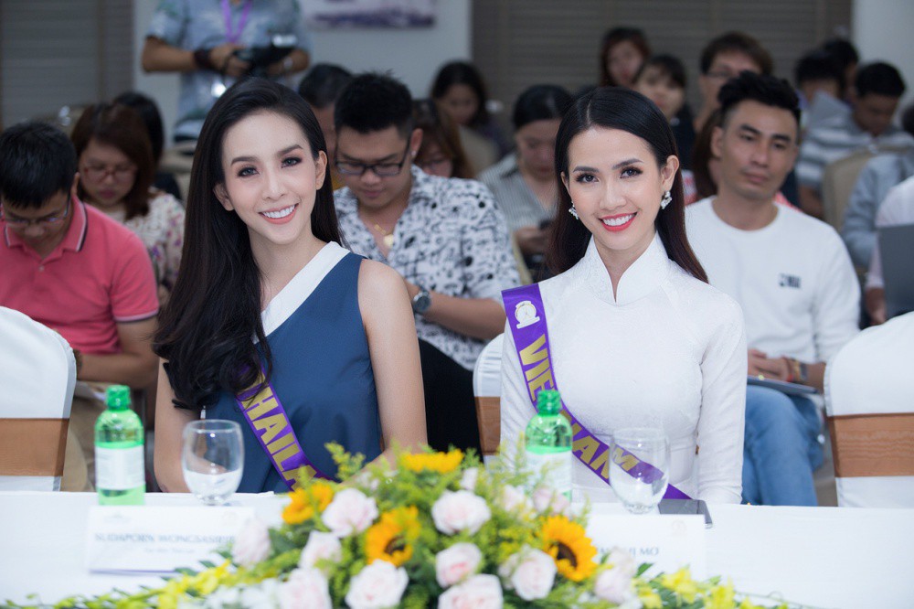 Phan Thị Mơ mặc áo dài trắng, đón 48 thí sinh Hoa hậu quốc tế đi phố cổ Hội An  - Ảnh 4.
