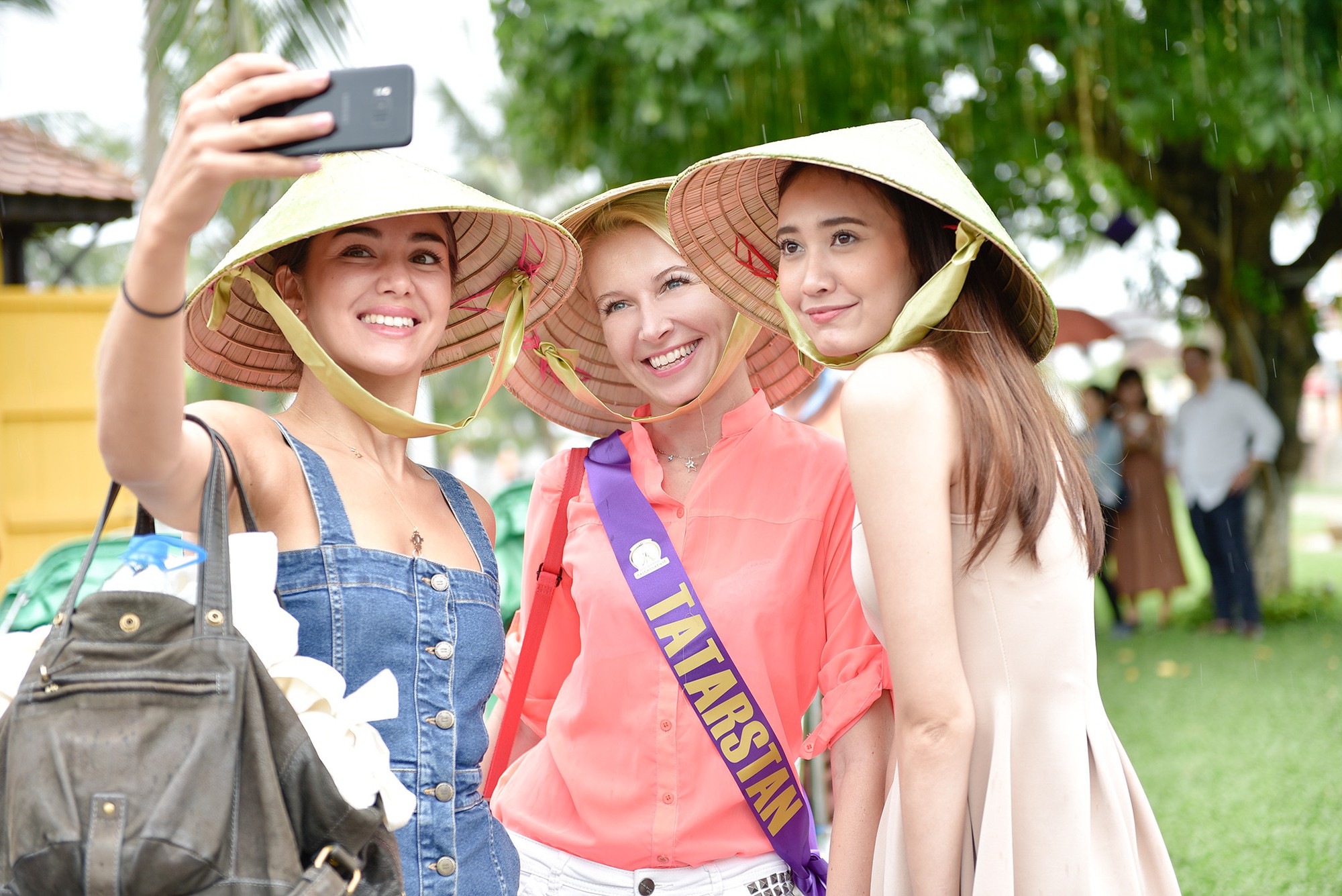 Phan Thị Mơ mặc áo dài trắng, đón 48 thí sinh Hoa hậu quốc tế đi phố cổ Hội An  - Ảnh 10.
