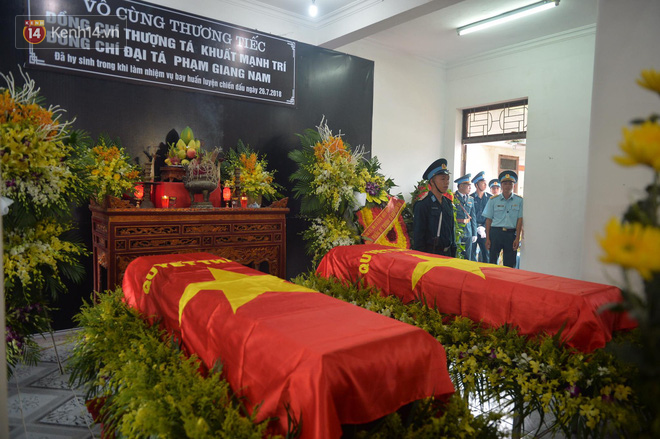Xúc động lễ viếng 2 phi công hi sinh trong vụ rơi máy bay Su-22 tại Nghệ An - Ảnh 1.