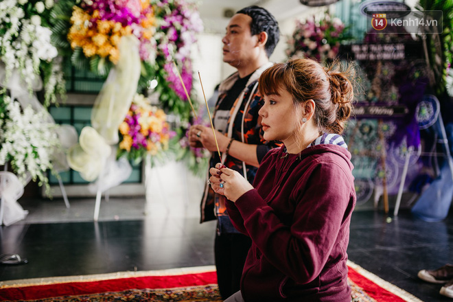 Nghẹn ngào giây phút con trai lớn của NSƯT Thanh Hoàng từ Mỹ về nhìn cha lần cuối trước giờ tiễn biệt - Ảnh 13. Nghẹn ngào giây phút con trai lớn của NSƯT Thanh Hoàng từ Mỹ về nhìn cha lần cuối trước giờ tiễn biệt - Ảnh 13.