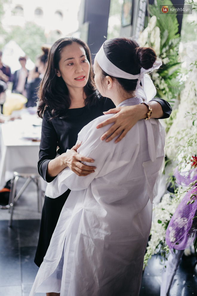 Nghẹn ngào giây phút con trai lớn của NSƯT Thanh Hoàng từ Mỹ về nhìn cha lần cuối trước giờ tiễn biệt - Ảnh 15. Nghẹn ngào giây phút con trai lớn của NSƯT Thanh Hoàng từ Mỹ về nhìn cha lần cuối trước giờ tiễn biệt - Ảnh 15.
