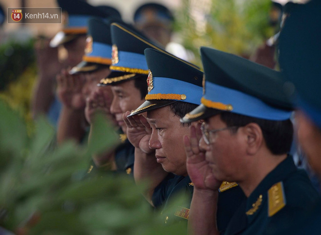 Xúc động lễ viếng 2 phi công hi sinh trong vụ rơi máy bay Su-22 tại Nghệ An - Ảnh 4.
