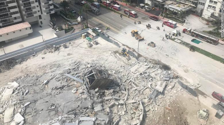 Mỹ: Cả tòa nhà 12 tầng bỗng dưng đổ sụp làm bụi mù cả bãi biển Miami - Ảnh 3.