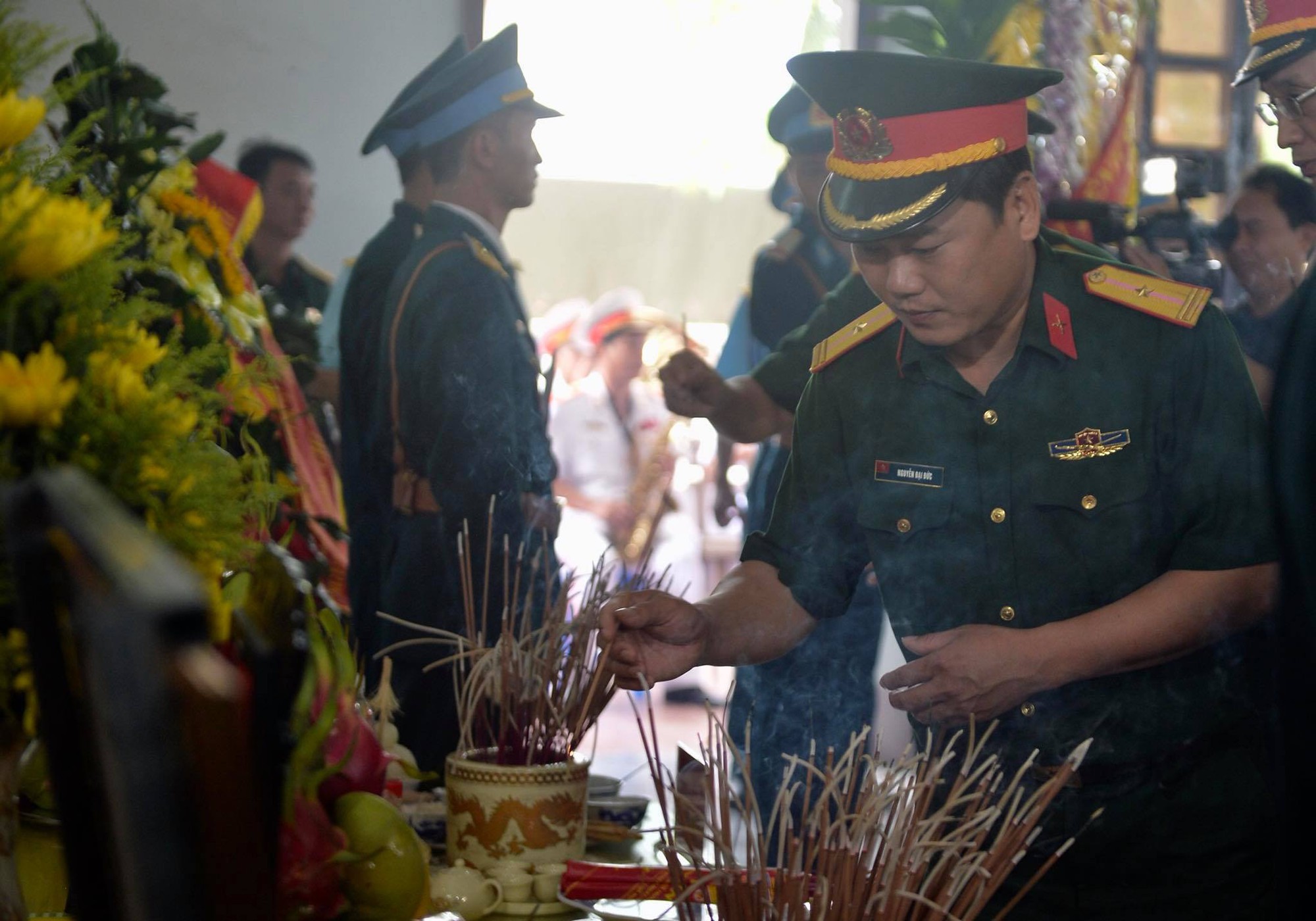 Xúc động lễ viếng 2 phi công hi sinh trong vụ rơi máy bay Su-22 tại Nghệ An - Ảnh 6.