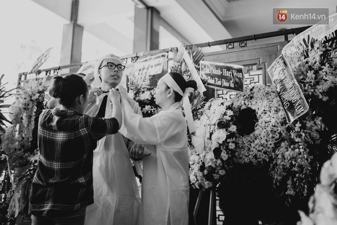 Nghẹn ngào giây phút con trai lớn của NSƯT Thanh Hoàng từ Mỹ về nhìn cha lần cuối trước giờ tiễn biệt - Ảnh 6. Nghẹn ngào giây phút con trai lớn của NSƯT Thanh Hoàng từ Mỹ về nhìn cha lần cuối trước giờ tiễn biệt - Ảnh 6.