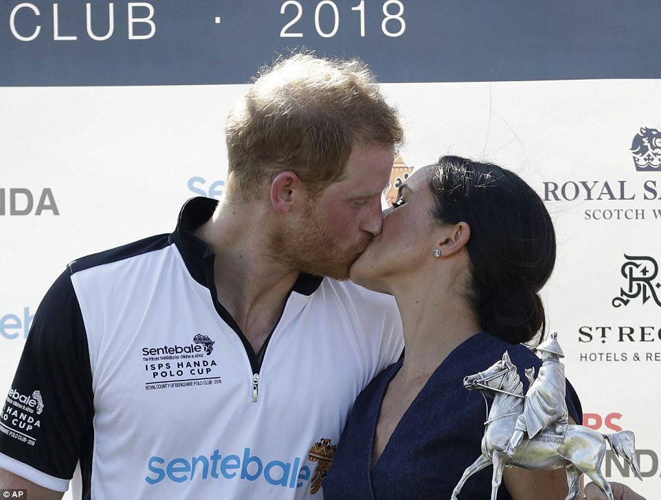 Chuyên gia phân tích nụ hôn công khai của 2 cặp đôi Hoàng gia: Cặp ngượng ngùng, đầy khoảng cách, đôi đồng điệu, tin tưởng nhau hết mực - Ảnh 5.