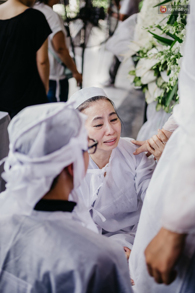 Nghẹn ngào giây phút con trai lớn của NSƯT Thanh Hoàng từ Mỹ về nhìn cha lần cuối trước giờ tiễn biệt - Ảnh 8. Nghẹn ngào giây phút con trai lớn của NSƯT Thanh Hoàng từ Mỹ về nhìn cha lần cuối trước giờ tiễn biệt - Ảnh 8.