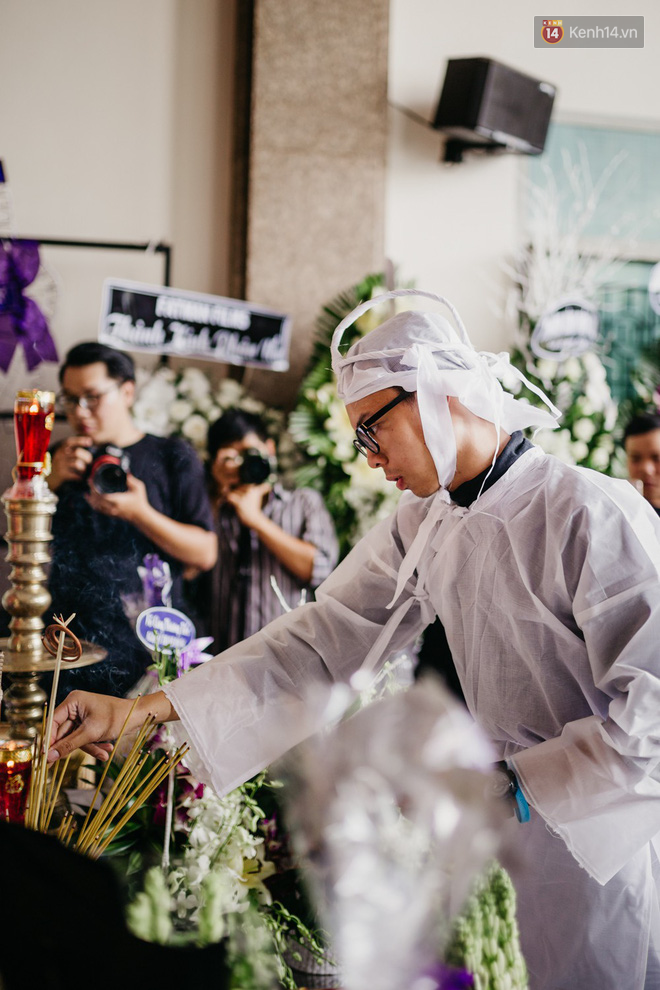 Nghẹn ngào giây phút con trai lớn của NSƯT Thanh Hoàng từ Mỹ về nhìn cha lần cuối trước giờ tiễn biệt - Ảnh 9. Nghẹn ngào giây phút con trai lớn của NSƯT Thanh Hoàng từ Mỹ về nhìn cha lần cuối trước giờ tiễn biệt - Ảnh 9.
