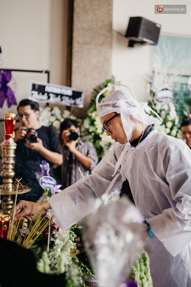 Nghẹn ngào giây phút con trai lớn của NSƯT Thanh Hoàng từ Mỹ về nhìn cha lần cuối trước giờ tiễn biệt - Ảnh 9.