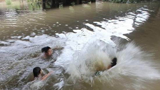 Nghệ An: Rủ nhau tắm ở khe nước sau nhà, 3 học sinh đuối nước thương tâm - Ảnh 1.