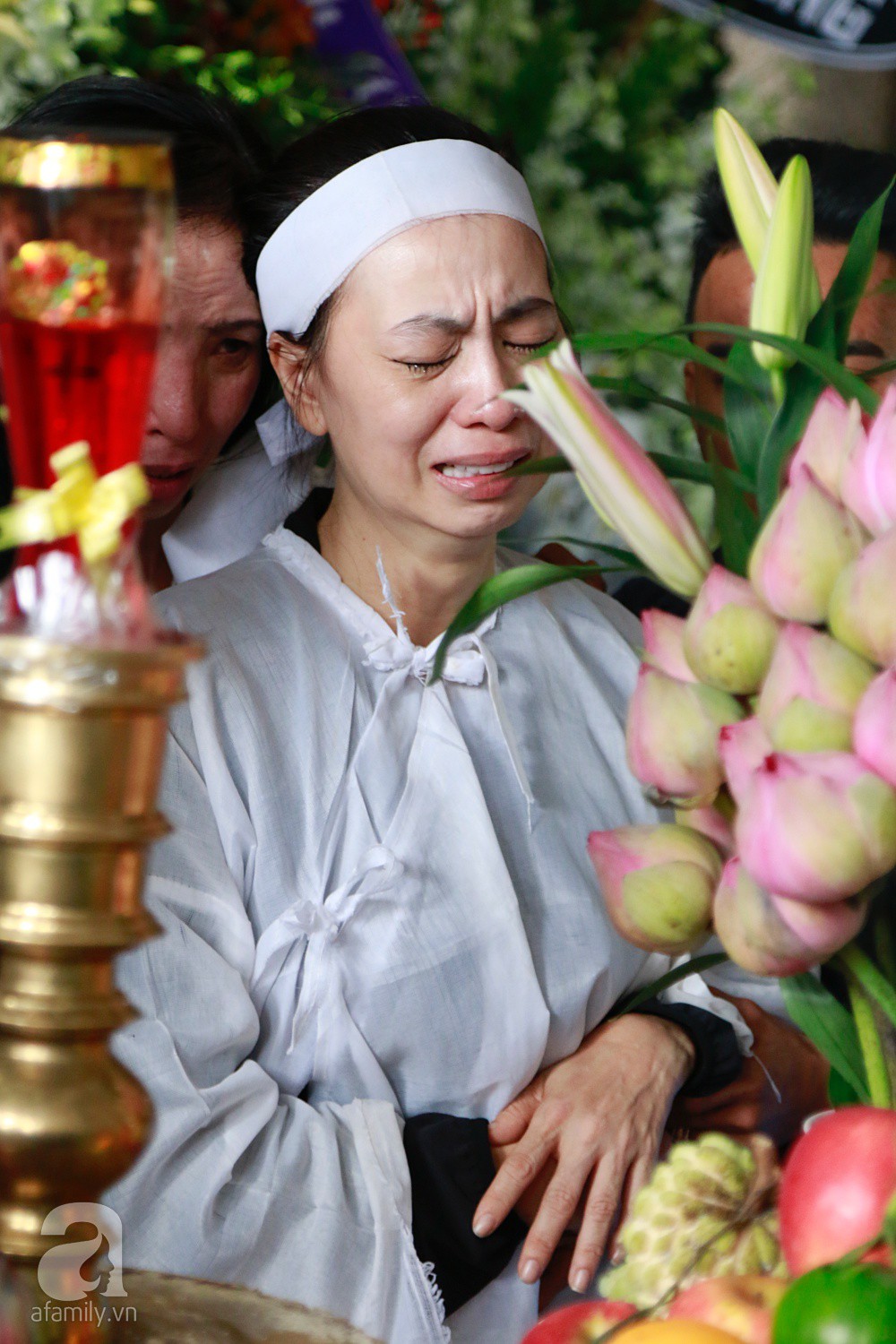 Vợ nghệ sĩ Thanh Hoàng khóc ngất nhìn đồng nghiệp showbiz đến tiễn đưa chồng về nơi an nghỉ - Ảnh 11.