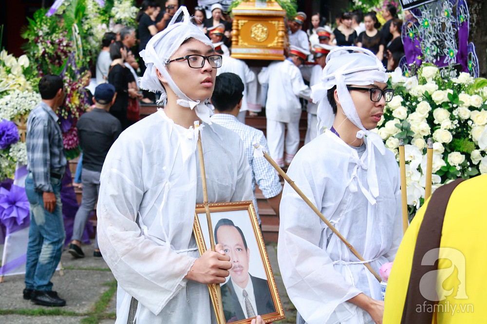 Vợ nghệ sĩ Thanh Hoàng khóc ngất nhìn đồng nghiệp showbiz đến tiễn đưa chồng về nơi an nghỉ - Ảnh 15.