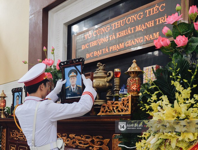 Lễ tang 2 phi công hi sinh trong vụ rơi máy bay Su-22: 10 ngày sau khi về giỗ bố, anh Trí hi sinh! - Ảnh 1.