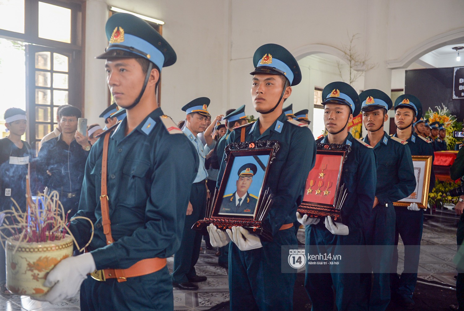 Lễ tang 2 phi công hi sinh trong vụ rơi máy bay Su-22: 10 ngày sau khi về giỗ bố, anh Trí hi sinh! - Ảnh 3.