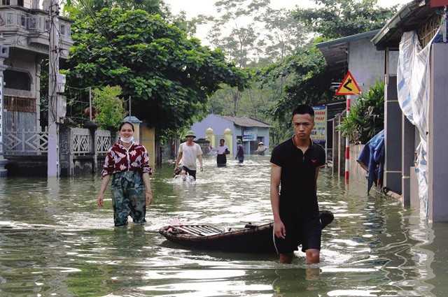 Hà Nội: Ngập lụt, hàng nghìn người dân ăn mì tôm qua ngày - Ảnh 1.