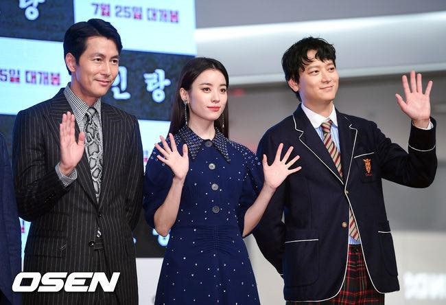 Hậu tin đồn hẹn hò Han Hyo Joo, Kang Dong Won hé lộ hình tượng chất lừ trong phim mới - Ảnh 1.