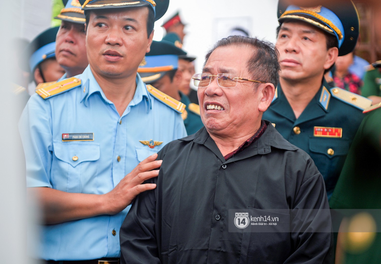 Lễ tang 2 phi công hi sinh trong vụ rơi máy bay Su-22: 10 ngày sau khi về giỗ bố, anh Trí hi sinh! - Ảnh 10.