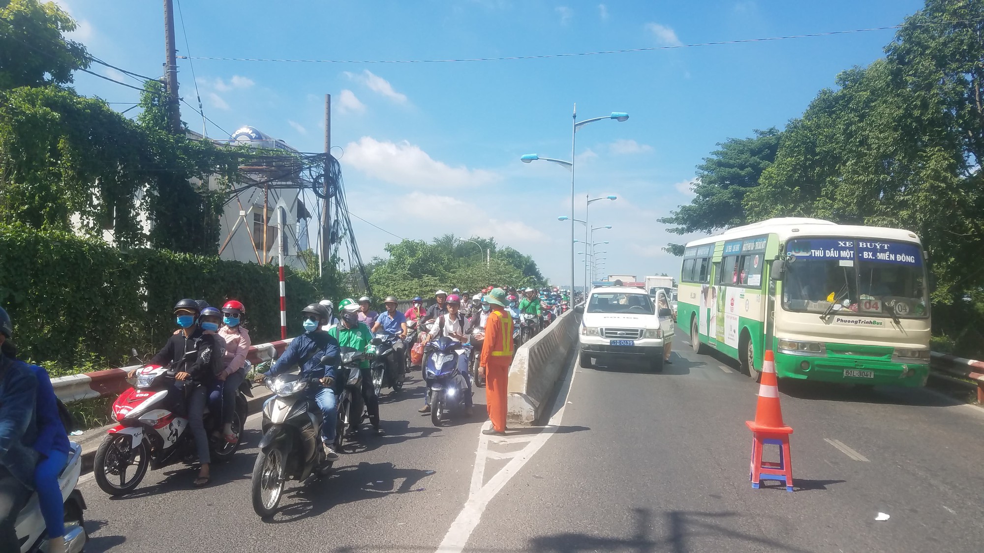 TP.HCM: Đổ dốc cầu Bình Triệu, hai nam thanh niên bị ô tô 7 chỗ cán thương vong - Ảnh 2.