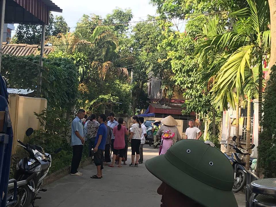 Vụ truy sát 3 người ở Hà Nội: Lúc chạy sang thì máu loang lổ khắp nhà, đối tượng đốt một vật dụng trong nhà khiến lửa bốc cháy - Ảnh 2.