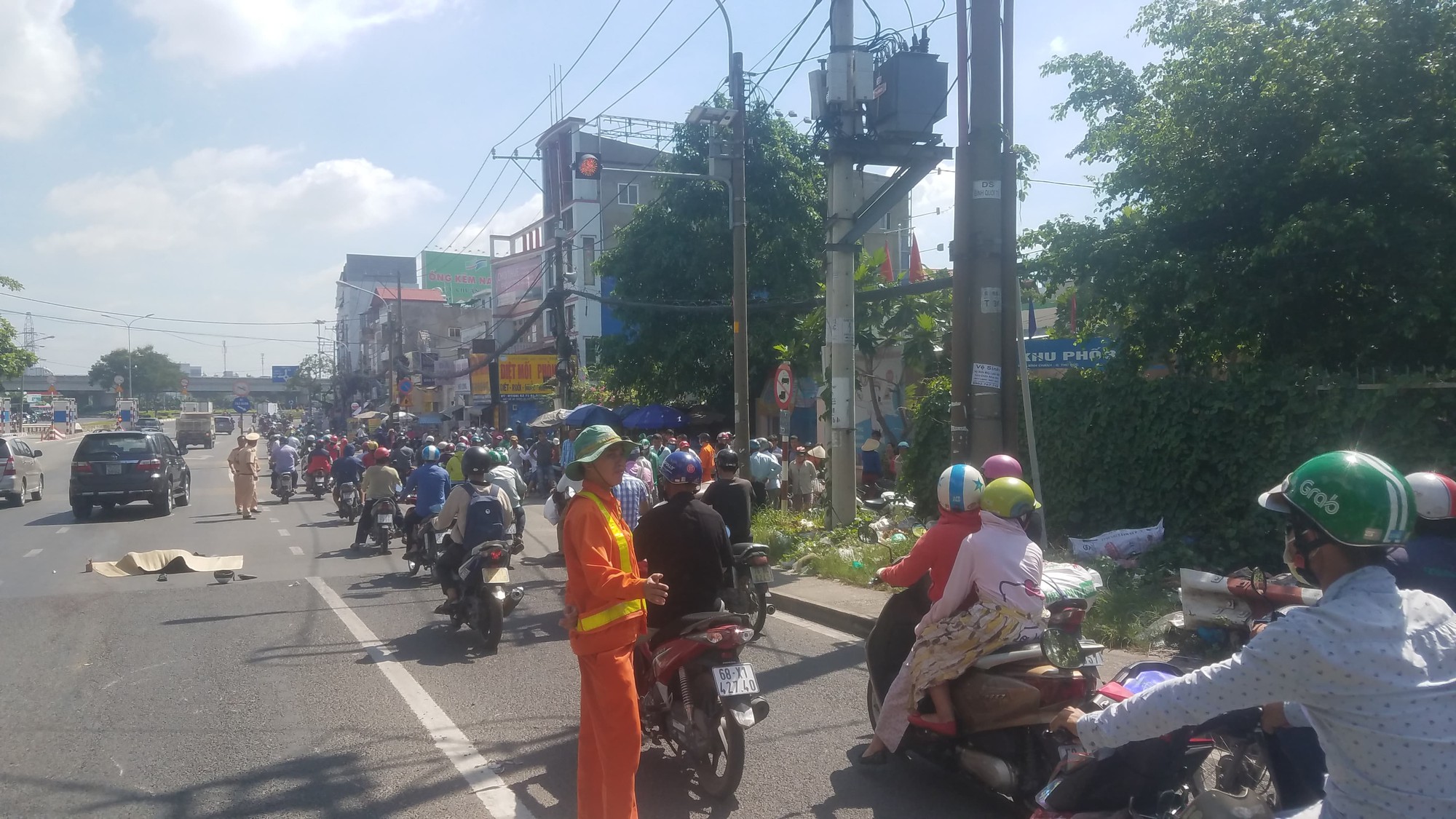 TP.HCM: Đổ dốc cầu Bình Triệu, hai nam thanh niên bị ô tô 7 chỗ cán thương vong - Ảnh 1.