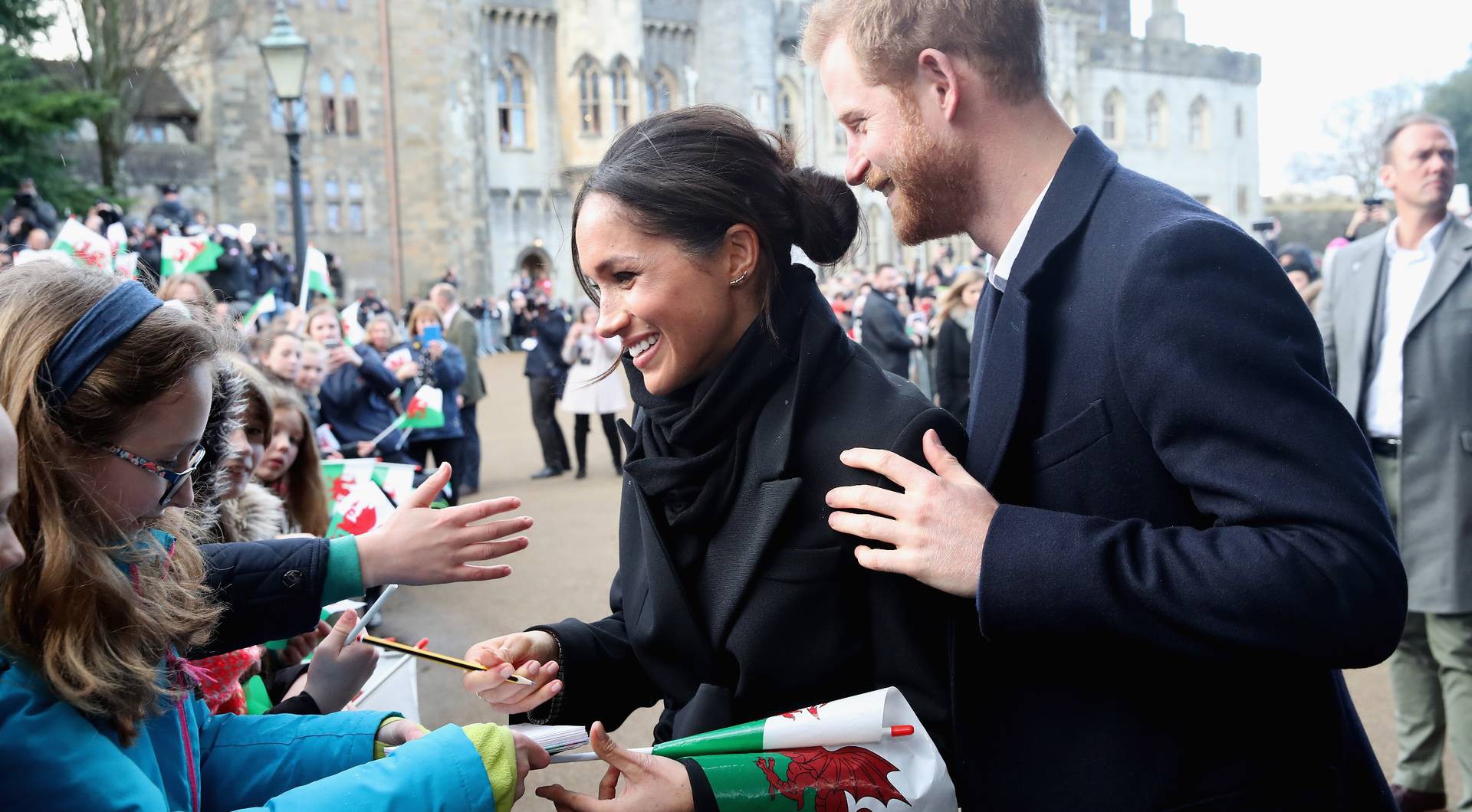 Công nương Meghan được đánh giá sẽ là  người mẹ tuyệt vời sau một loạt những hành động ngọt ngào với trẻ em - Ảnh 2.