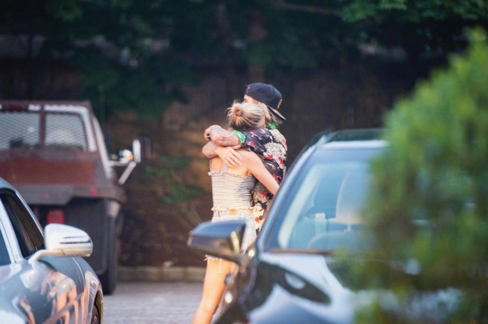 Chẳng còn nhớ nhung gì Selena Gomez, Justin Bieber công khai hôn đắm đuối bạn gái siêu mẫu nóng bỏng giữa phố - Ảnh 2.