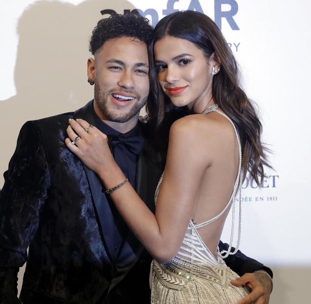 Pouco se sabe sobre a história de amor desfeita por 4 vezes do famoso jogador de futebol Neymar e sua namorada, conhecida como a beldade mais sexy do planeta - Foto 1.