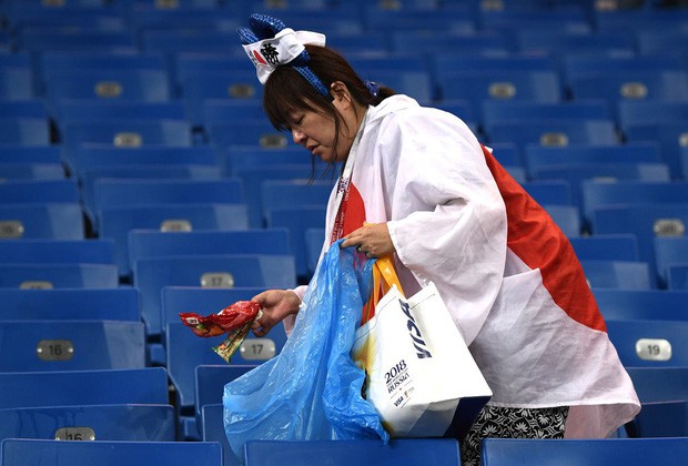 Ngưỡng mộ hình ảnh CĐV Nhật Bản vừa khóc nức nở, vừa dọn sạch rác trên khán đài - Ảnh 3.