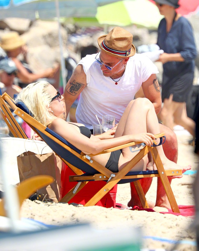 Lady Gaga khoe dáng với áo tắm hai mảnh, yêu đương ngọt ngào cùng bạn trai - Ảnh 5. Lady Gaga khoe dáng với áo tắm hai mảnh, yêu đương ngọt ngào cùng bạn trai - Ảnh 5.