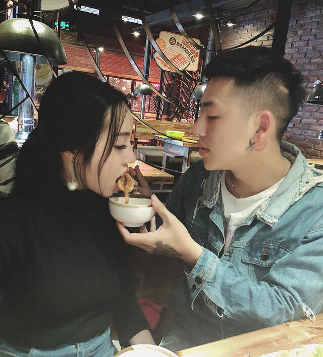 Phía sau “soái chồng” nổi tiếng MXH tự chọn váy cho vợ đi sinh nhật, lại cằn nhằn: suốt ngày cơm áo gạo tiền mà không chăm chút bản thân - Ảnh 4. Phía sau “soái chồng” nổi tiếng MXH tự chọn váy cho vợ đi sinh nhật, lại cằn nhằn: suốt ngày cơm áo gạo tiền mà không chăm chút bản thân - Ảnh 4.