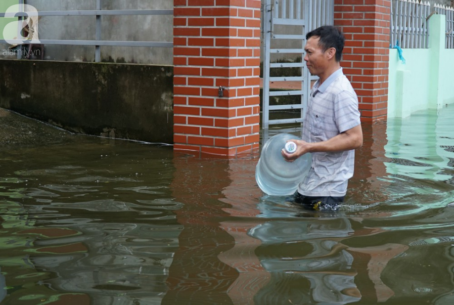 Quốc Oai ngập nặng suốt 10 ngày, người dân đối mặt với dịch đau mắt đỏ và thiếu nước sạch  - Ảnh 16.