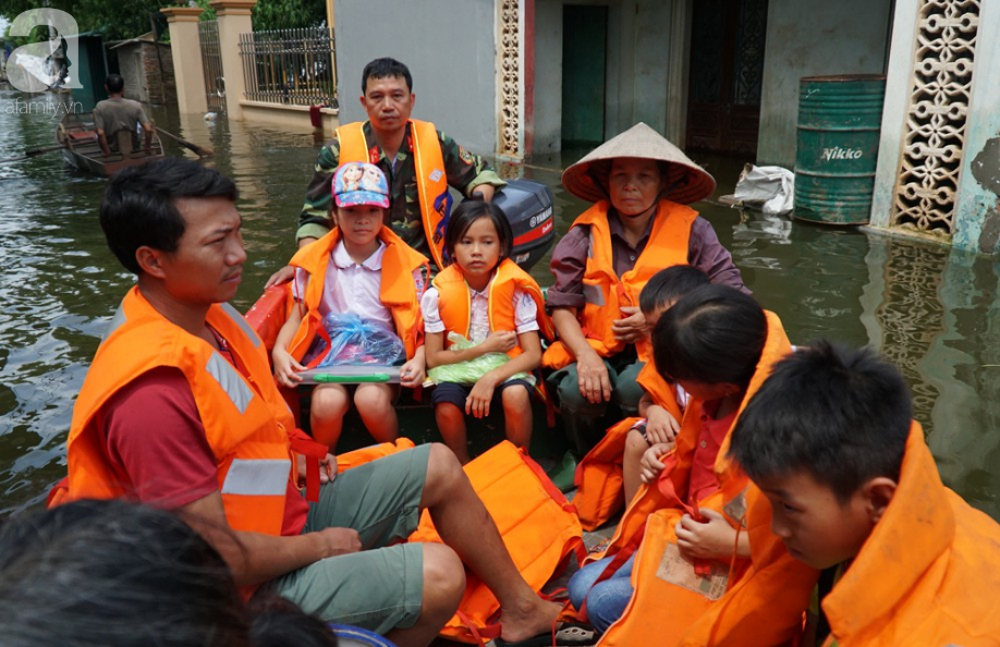 Quốc Oai ngập nặng suốt 10 ngày, người dân đối mặt với dịch đau mắt đỏ và thiếu nước sạch  - Ảnh 6.