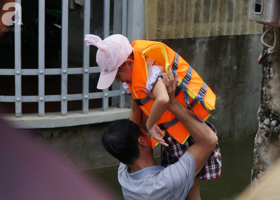 Quốc Oai ngập nặng suốt 10 ngày, người dân đối mặt với dịch đau mắt đỏ và thiếu nước sạch  - Ảnh 5.