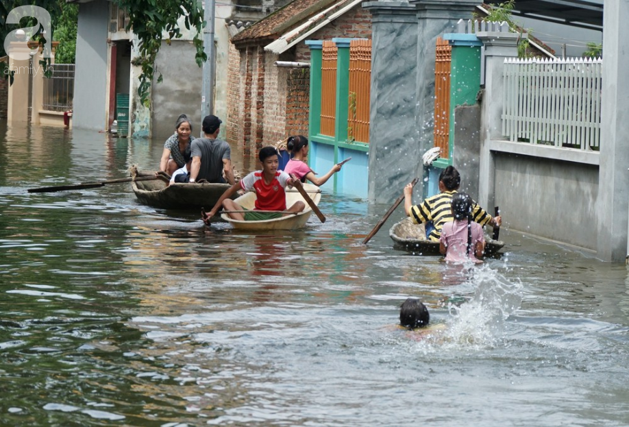 Quốc Oai ngập nặng suốt 10 ngày, người dân đối mặt với dịch đau mắt đỏ và thiếu nước sạch  - Ảnh 8.