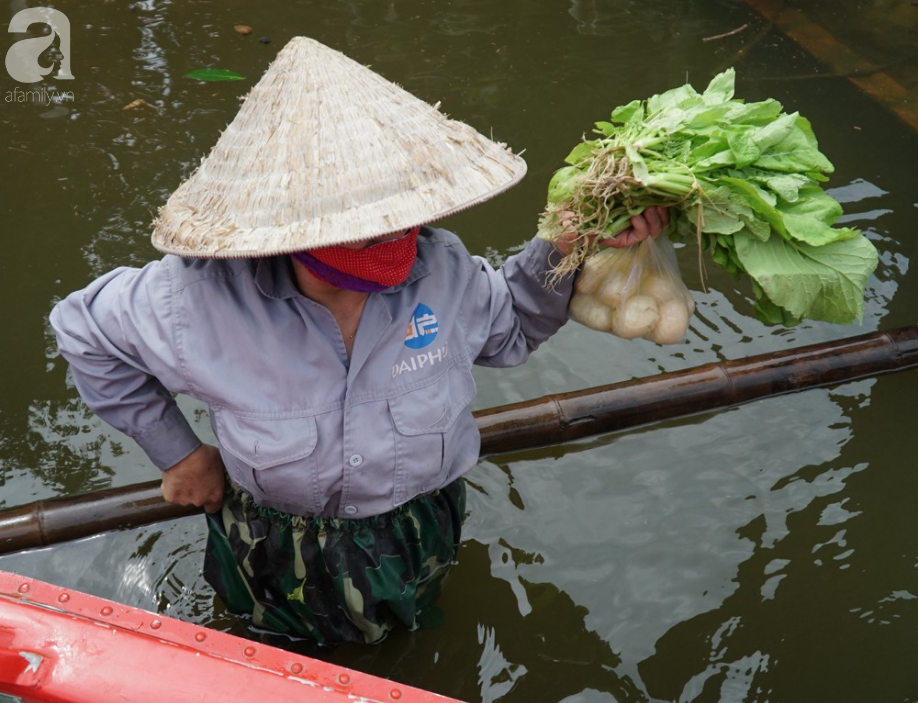 Quốc Oai ngập nặng suốt 10 ngày, người dân đối mặt với dịch đau mắt đỏ và thiếu nước sạch  - Ảnh 15.