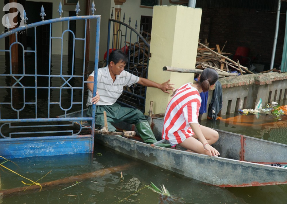 Quốc Oai ngập nặng suốt 10 ngày, người dân đối mặt với dịch đau mắt đỏ và thiếu nước sạch  - Ảnh 11.