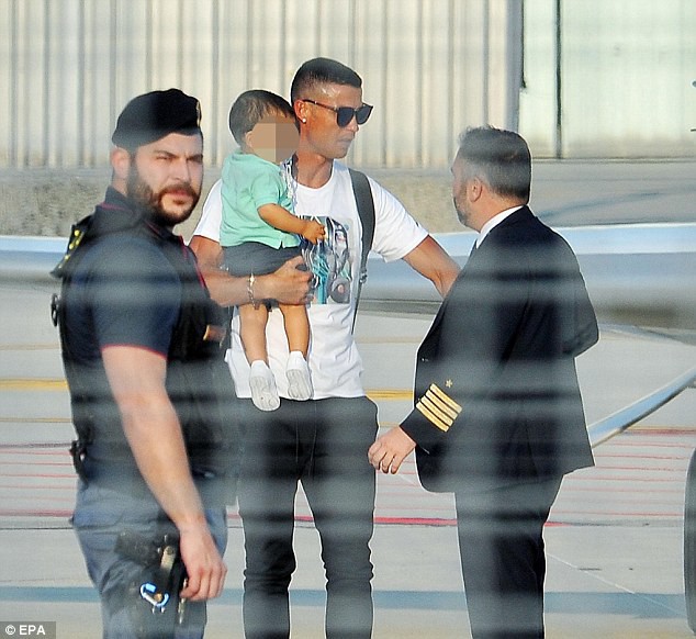 Hình ảnh hiếm: Ronaldo bế con trai, được bảo vệ nghiêm ngặt khi đến Turin - Ảnh 4.