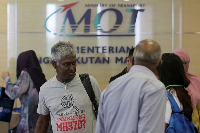 Malaysia công bố báo cáo về MH370: Thân nhân chờ nghe sự thật  - Ảnh 1.