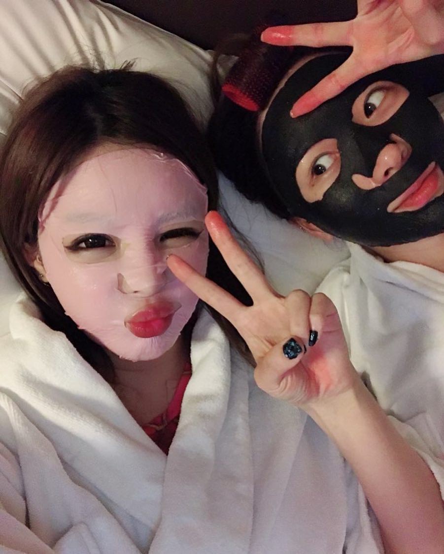 Park Bom tiếp tục bị netizen vùi dập vì khoe ảnh đắp mặt nạ khi vẫn còn trang điểm đậm - Ảnh 2.