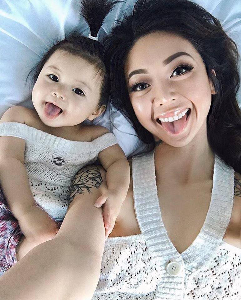 Bộ ảnh selfie của bà mẹ gốc Việt và con gái khiến bất kỳ ai cũng phát thèm có được một cô công chúa nhỏ - Ảnh 1.