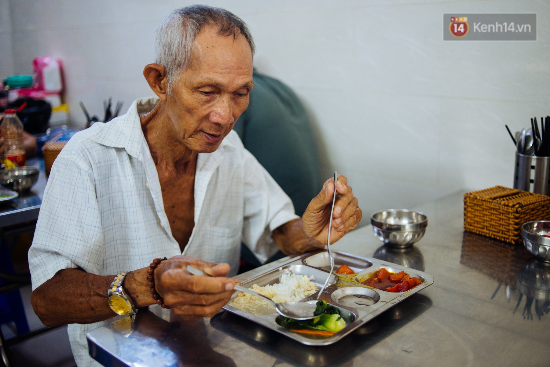Giàu như anh bán chuối chiên Sài Gòn: Mở quán cơm 5k cho người thu nhập chưa cao, 5 năm đắt hàng - Ảnh 8. Giàu như anh bán chuối chiên Sài Gòn: Mở quán cơm 5k cho người thu nhập chưa cao, 5 năm đắt hàng - Ảnh 8.