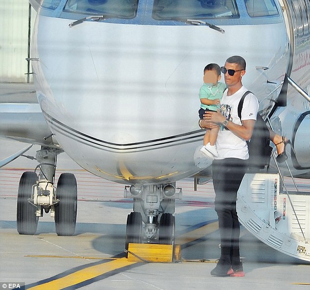 Hình ảnh hiếm: Ronaldo bế con trai, được bảo vệ nghiêm ngặt khi đến Turin - Ảnh 8.