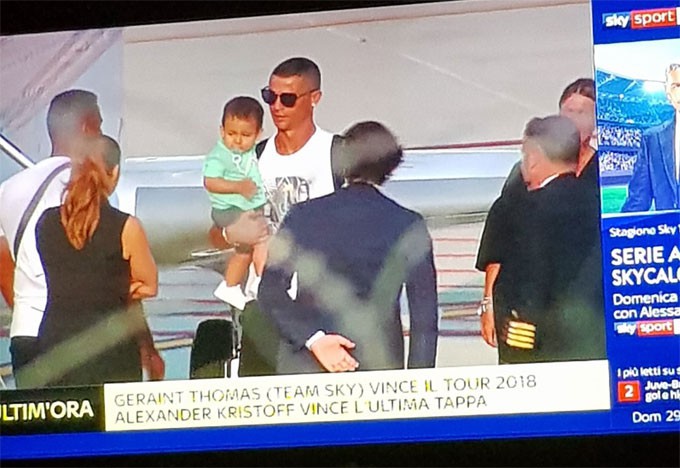 Hình ảnh hiếm: Ronaldo bế con trai, được bảo vệ nghiêm ngặt khi đến Turin - Ảnh 9.