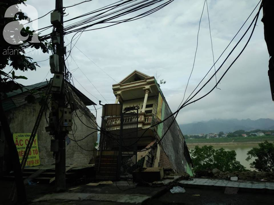 Hiện trường đổ nát của 7 căn nhà đổ sụp xuống sông Đà, hàng chục người dân ôm đồ tháo chạy - Ảnh 11.