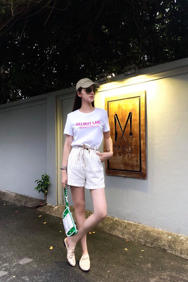 Nhìn xa tưởng bình thường, nhưng nhìn gần mới thấy được độ táo bạo của chiếc quần mà Angela Phương Trinh mặc - Ảnh 23. Nhìn xa tưởng bình thường, nhưng nhìn gần mới thấy được độ táo bạo của chiếc quần mà Angela Phương Trinh mặc - Ảnh 23.