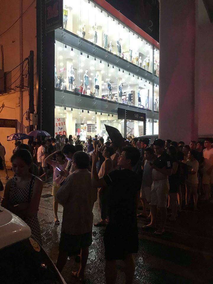 Hà Nội: Cư dân bỏ chạy từ tòa nhà 37 tầng giữa trời mưa sau tiếng chuông báo cháy - Ảnh 1.