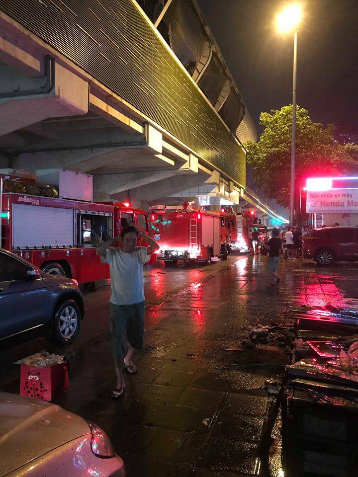 Hà Nội: Cư dân bỏ chạy từ tòa nhà 37 tầng giữa trời mưa sau tiếng chuông báo cháy - Ảnh 2.