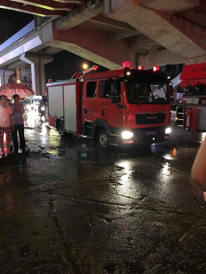 Hà Nội: Cư dân bỏ chạy từ tòa nhà 37 tầng giữa trời mưa sau tiếng chuông báo cháy - Ảnh 3.