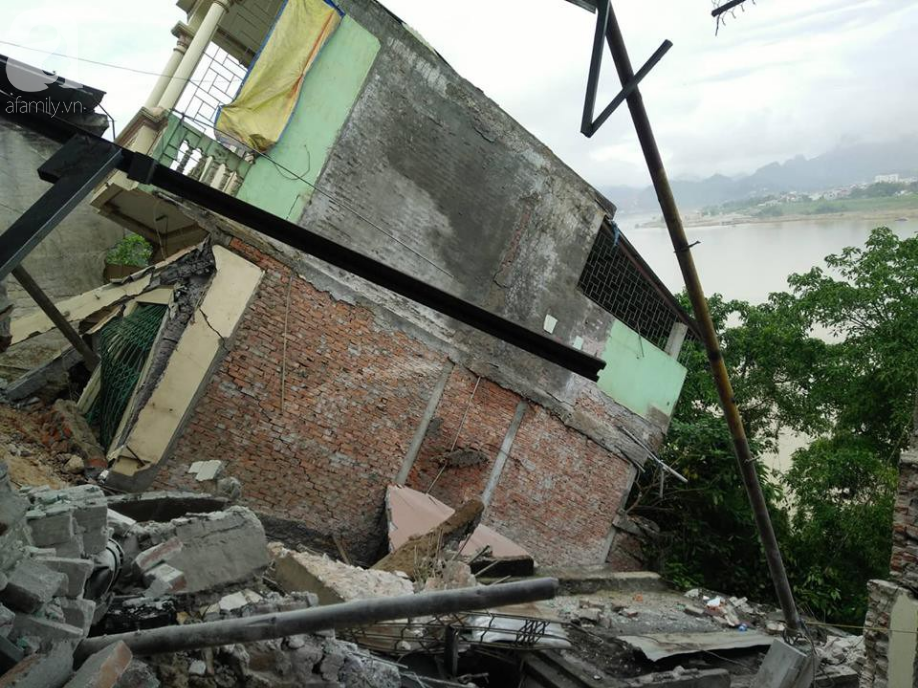 Hiện trường đổ nát của 7 căn nhà đổ sụp xuống sông Đà, hàng chục người dân ôm đồ tháo chạy - Ảnh 5.