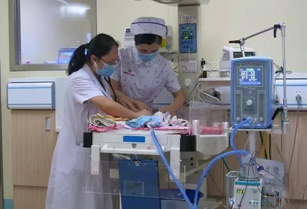 Thai phụ 8 tháng vỡ ối, đau bụng dữ dội, các bác sĩ lo lắng hơn khi thấy cánh tay của thai nhi sa xuống âm đạo người mẹ - Ảnh 3.